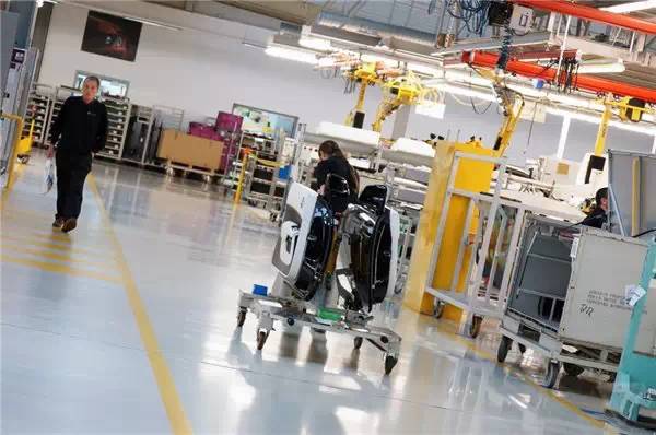 勞斯萊斯工廠內(nèi)部揭秘,連工廠都這么奢華